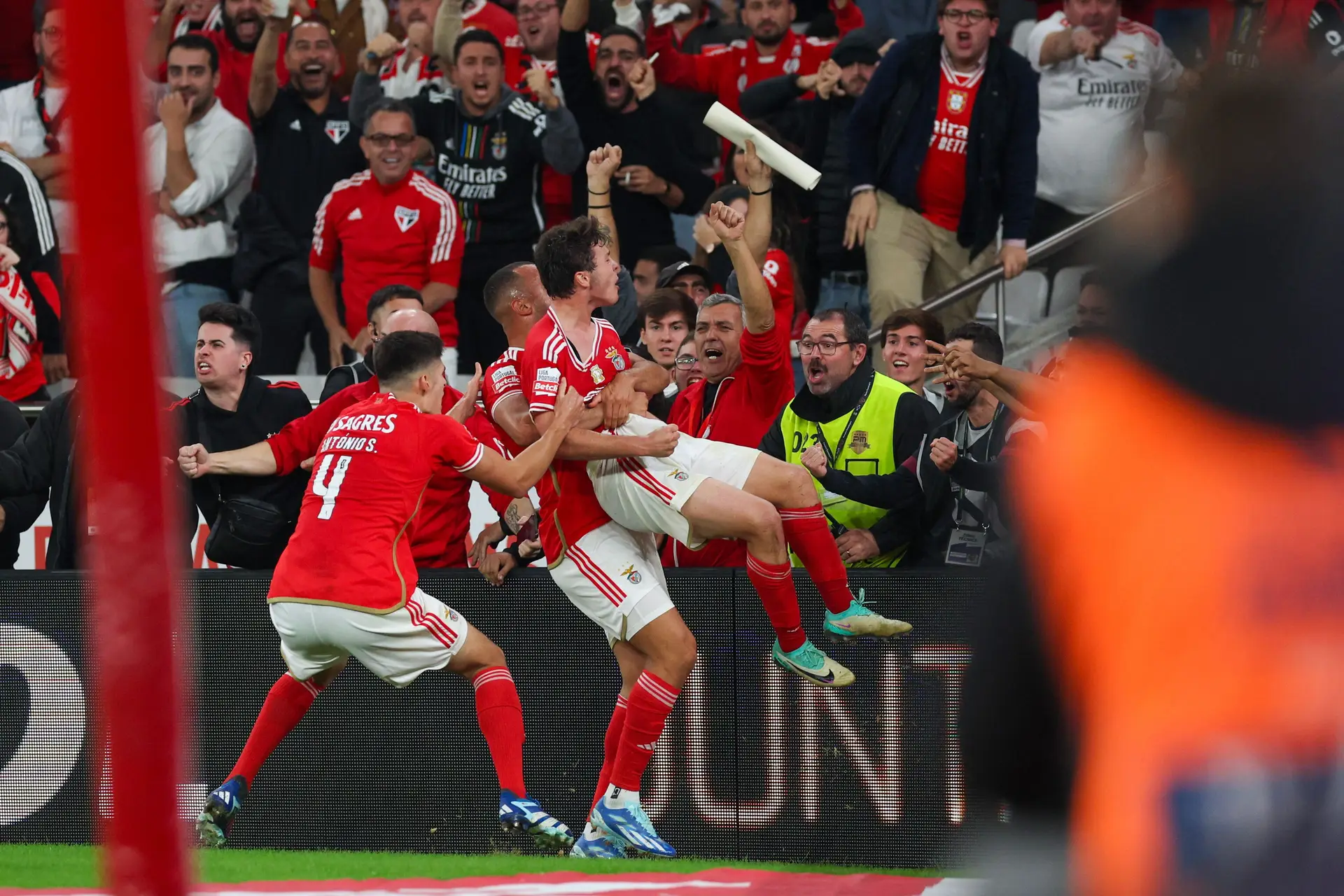 A chama imensa de João Neves dá um dérbi de loucos ao Benfica