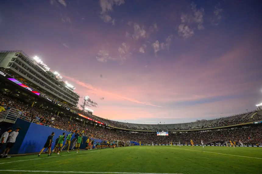 Violência no desporto: Liga de futebol grega com jogos à porta fechada até  fevereiro - SIC Notícias