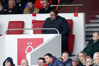 Evangelos Marinakis sentado na sua cadeira especial no estádio do Forest