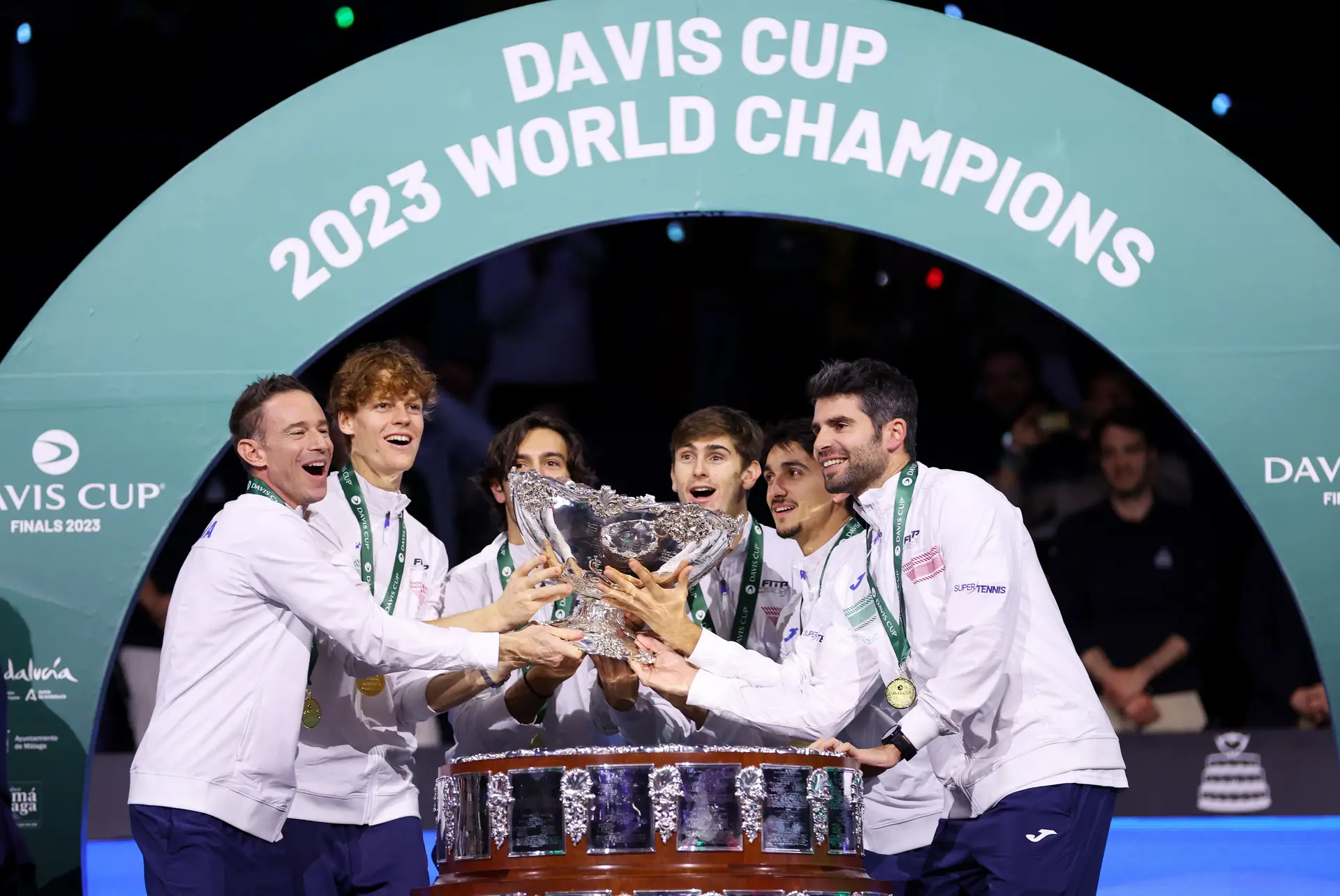 Jannik Sinner leva a Itália às costas rumo ao triunfo na Taça Davis