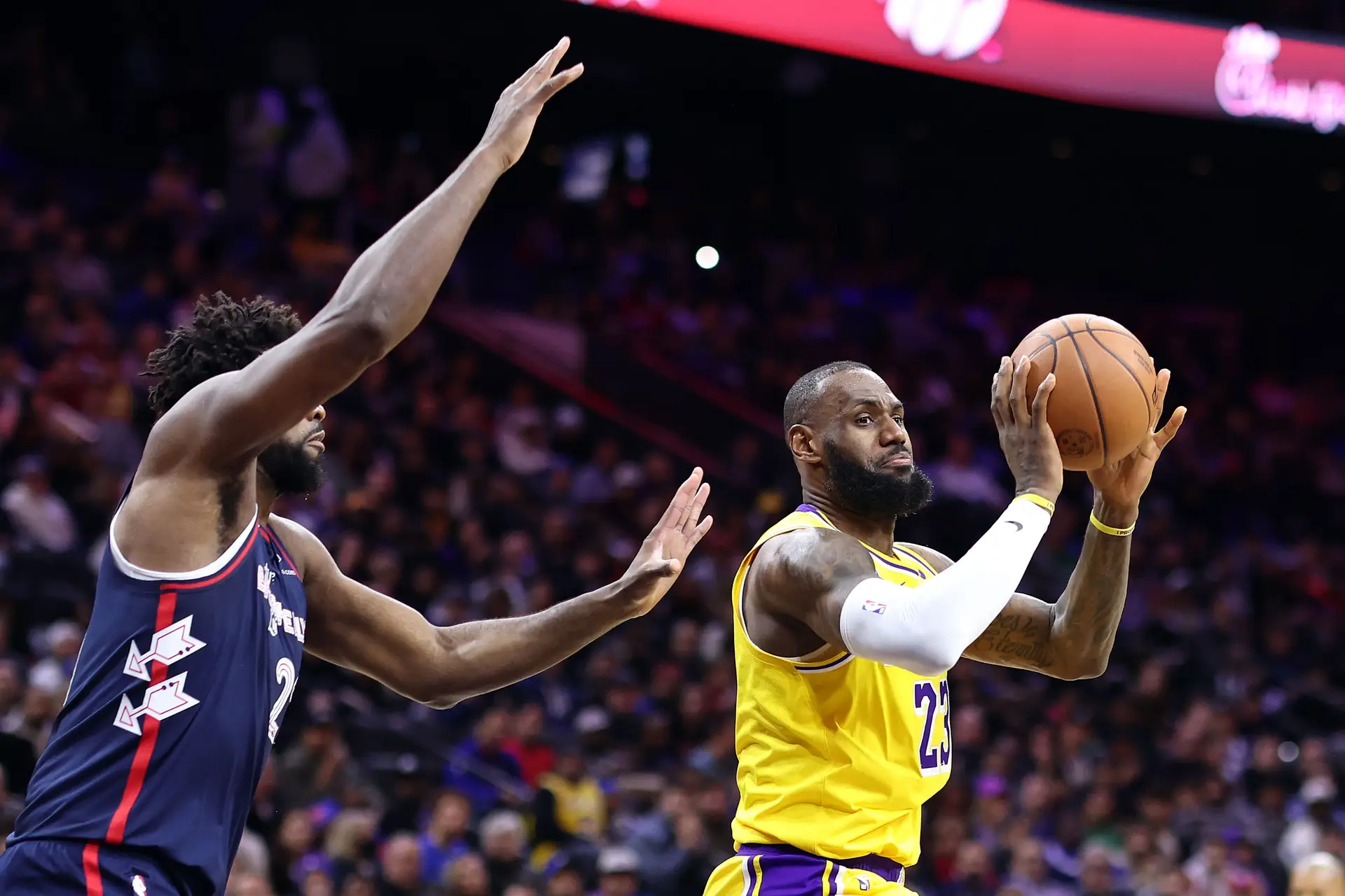 LeBron James segue fora dos Lakers por tempo indeterminado