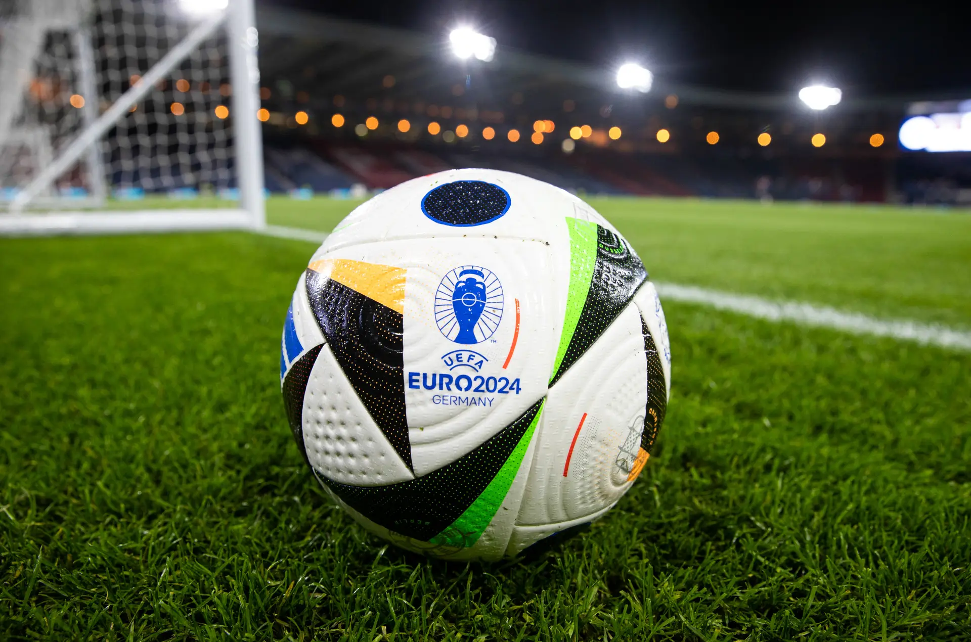 Bola do Euro 2024 terá microchip que ajudará a detetar toques com a mão e melhorará eficácia das decisões de fora-de-jogo