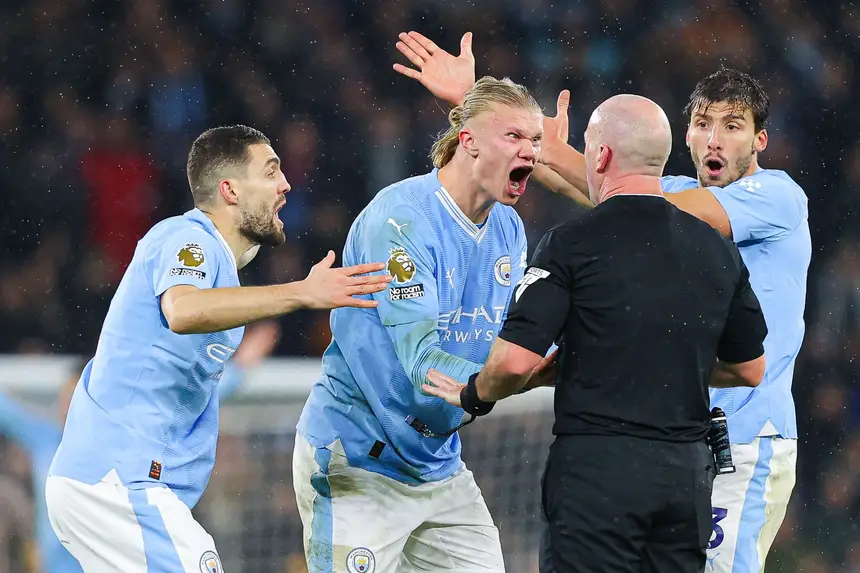 Os jogadores do City cercaram o árbitro no jogo contra o Tottenham