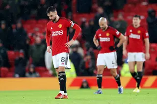 Capitão do Luton cai inanimado durante jogo com Bournemouth