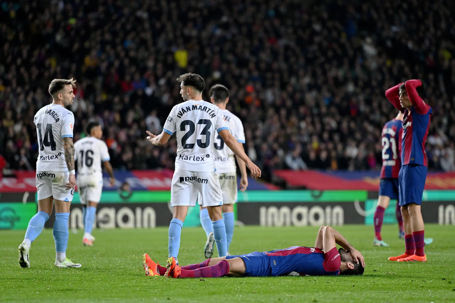 O Girona marcou quatro golos no campo do Barça, ouviu das suas gentes “olés” e recuperou a liderança isolada da La Liga