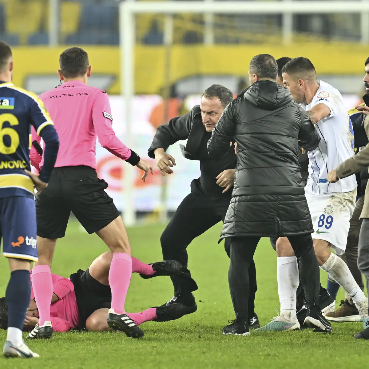 Rebecca Welch torna-se na primeira mulher a arbitrar um jogo da Liga  inglesa - SIC Notícias