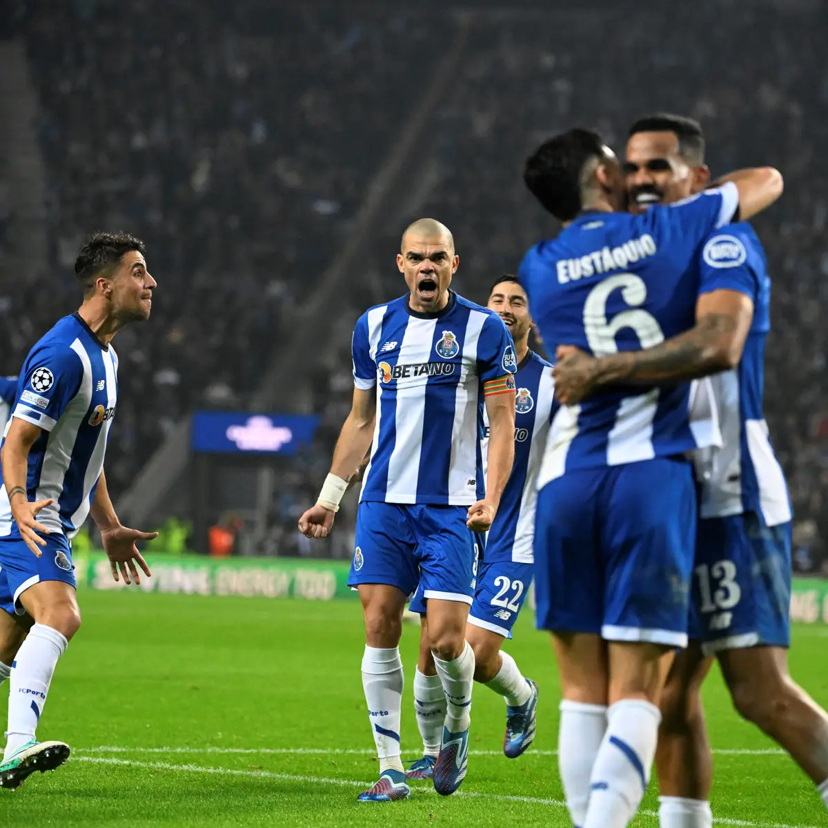 Um jogo um tanto ou quanto louco, um lance bizarro, mas um FC Porto que  volta a ser uma certeza de solidez na Champions