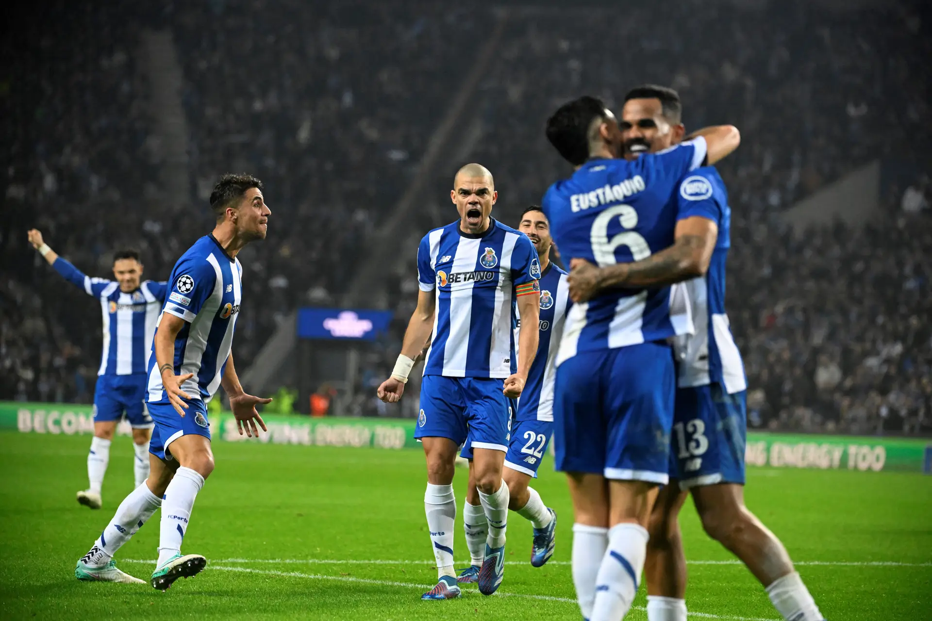 Um jogo um tanto ou quanto louco, um lance bizarro, mas um FC Porto que volta a ser uma certeza de solidez na Champions