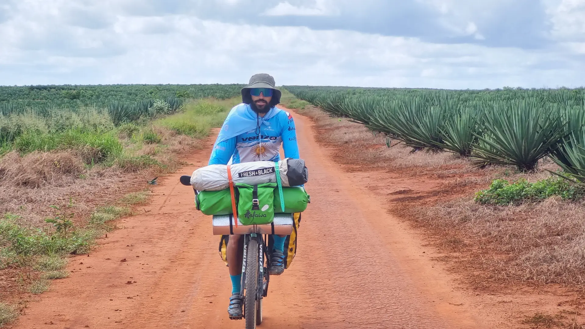 “De noite, o perigo era que algum felino nos atacasse”: Leandro Pighi e três amigos pedalaram por África e Médio Oriente até Messi