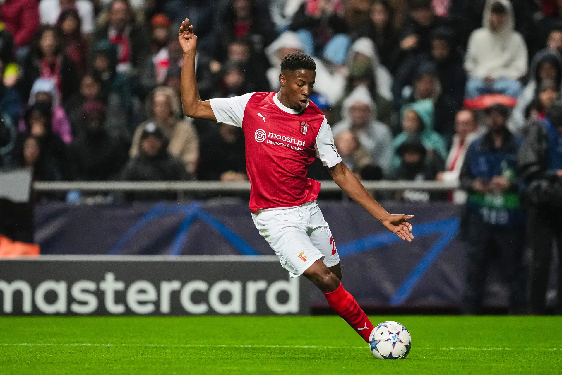 “É um daqueles avançados que quase já não existem no futebol”: o que dizem os números sobre Simon Banza, o melhor marcador da Liga?