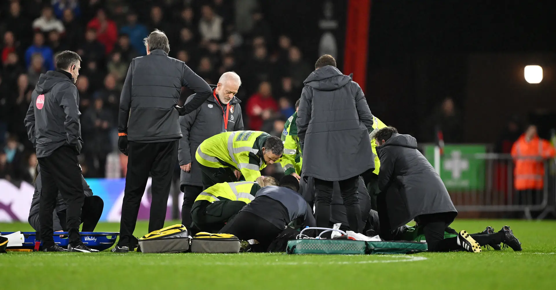 Capitão do Luton cai inanimado durante jogo com Bournemouth