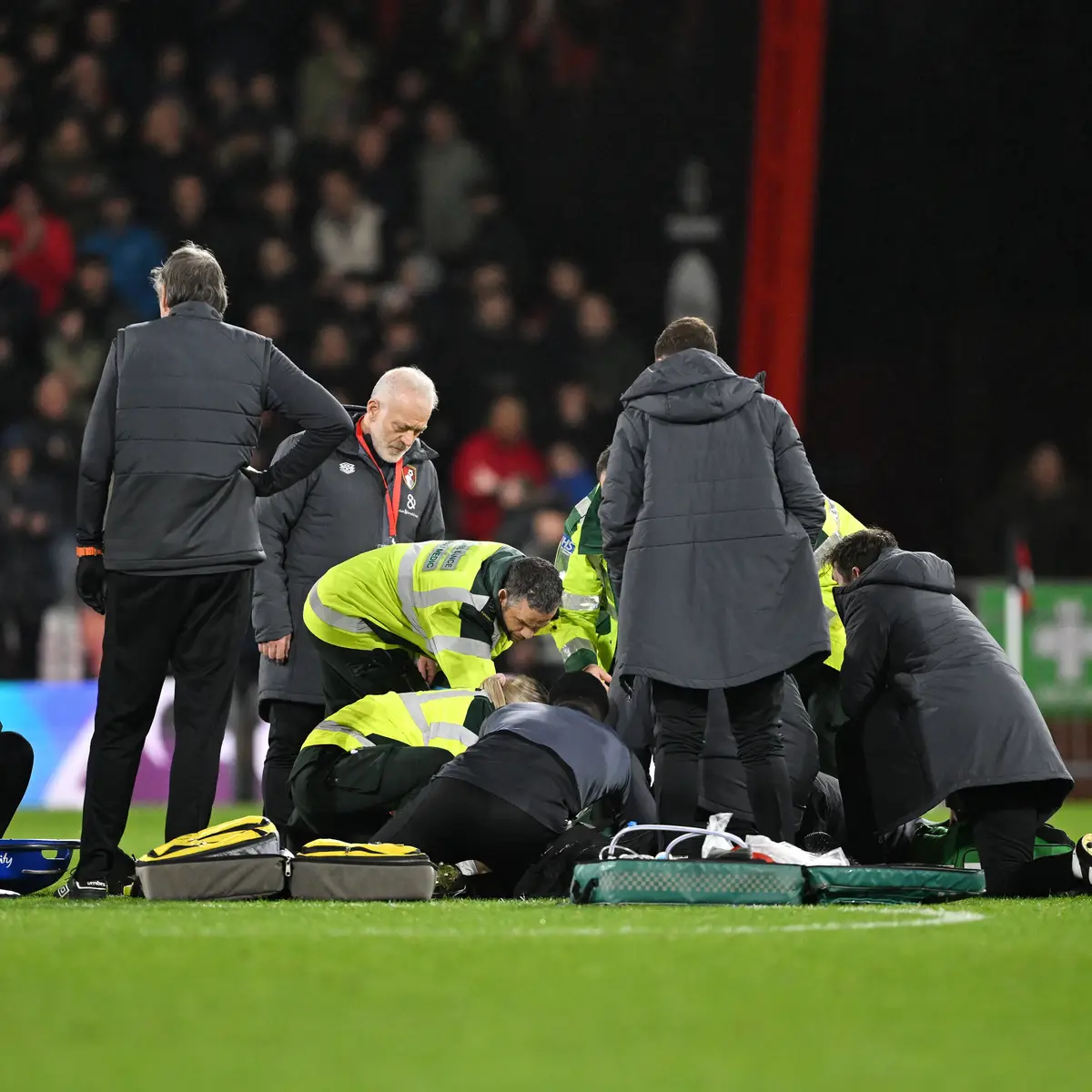 Jogo do Luton cancelado após Tom Lockyer desmaiar em campo