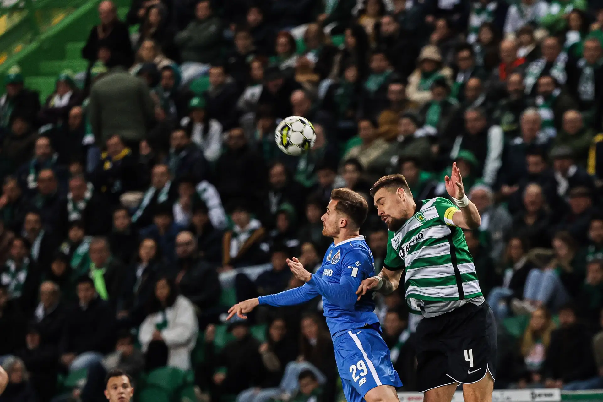 Um jogo um tanto ou quanto louco, um lance bizarro, mas um FC Porto que  volta a ser uma certeza de solidez na Champions