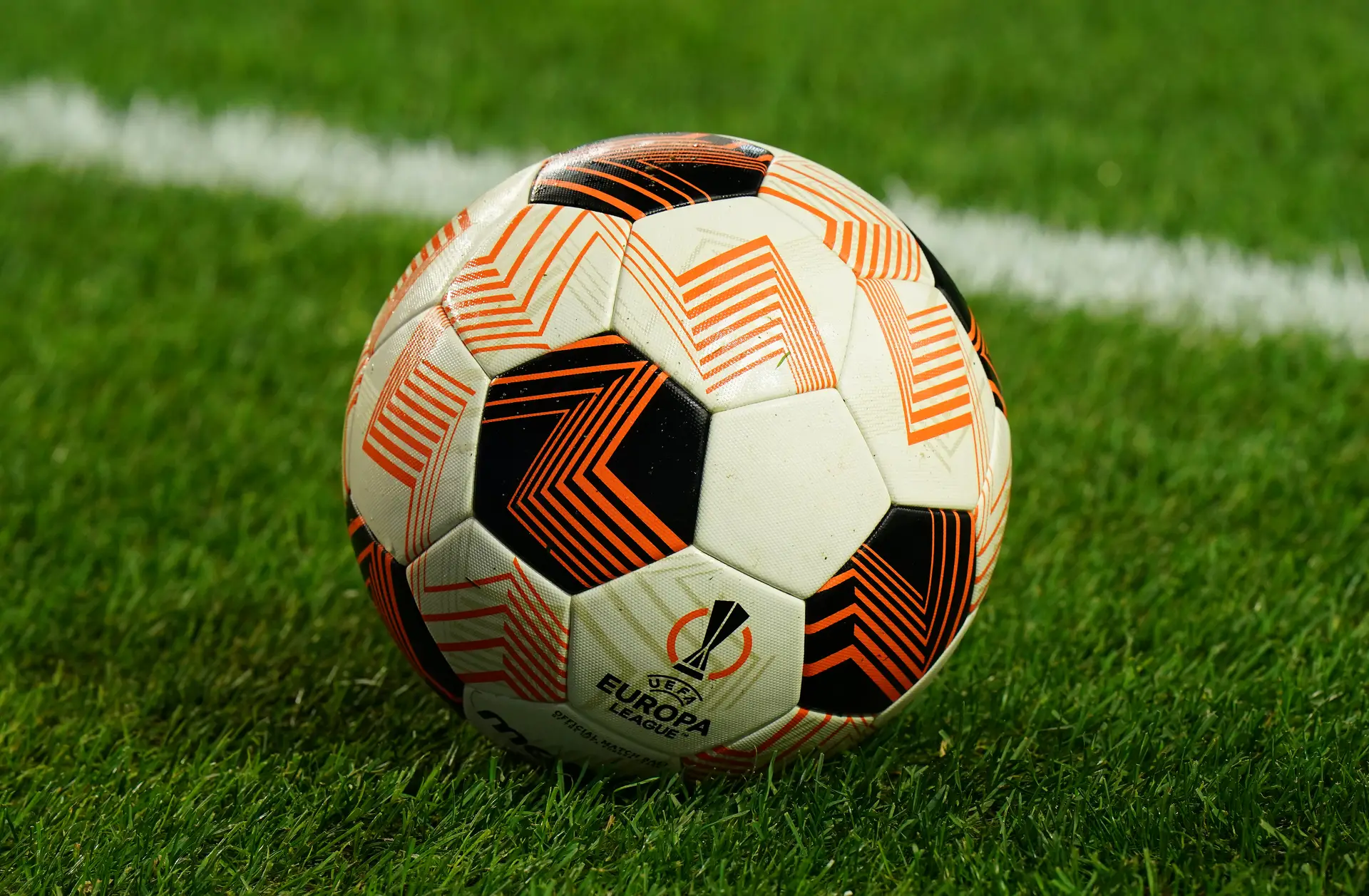 Estrela Vermelha arranca empate nos minutos finais contra o Young Boys na  Liga dos Campeões 