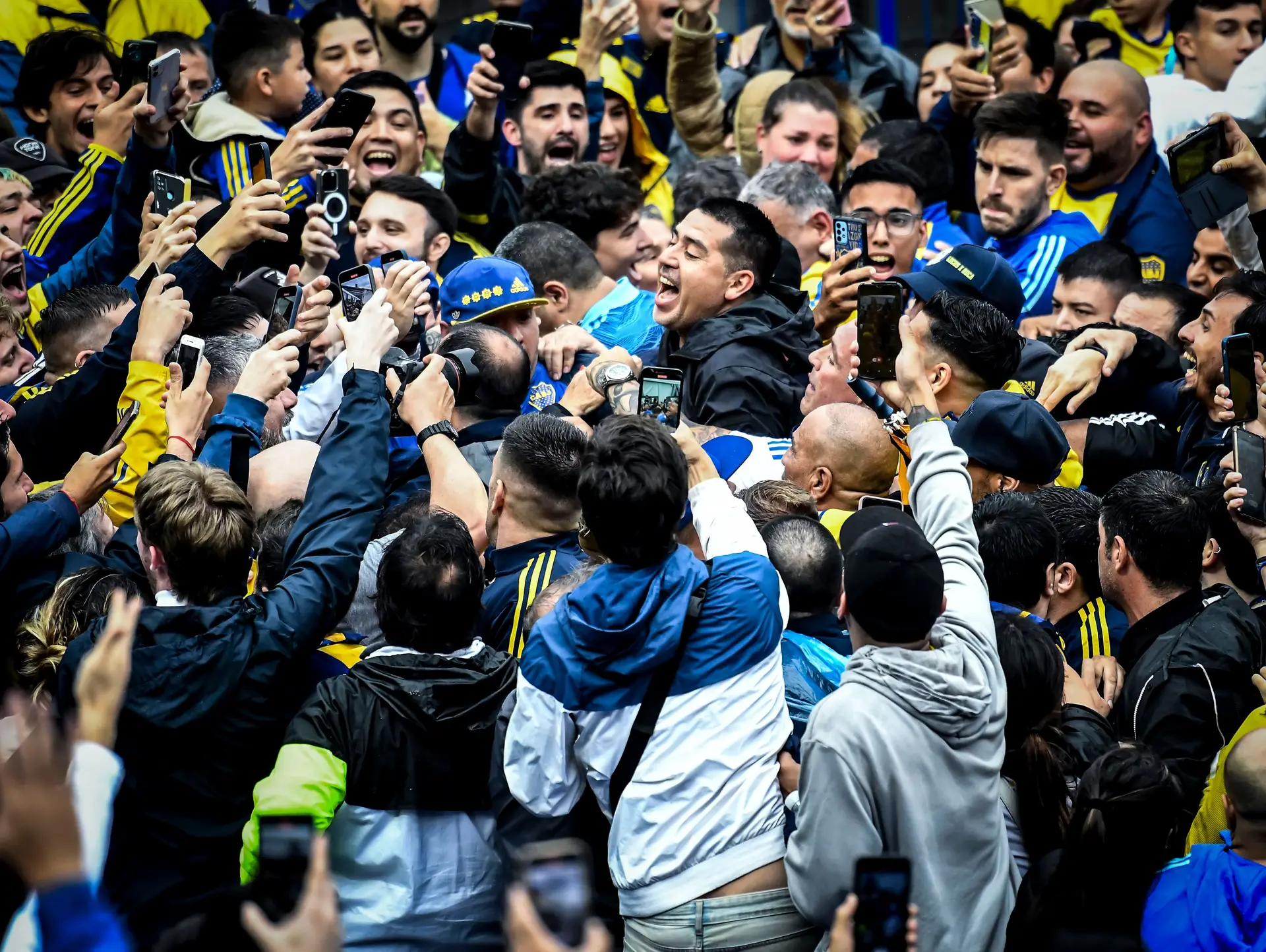“Ter poder é a gente gostar muito de ti”: Riquelme e a histórica eleição para a presidência do Boca Juniors contra Macri e Milei