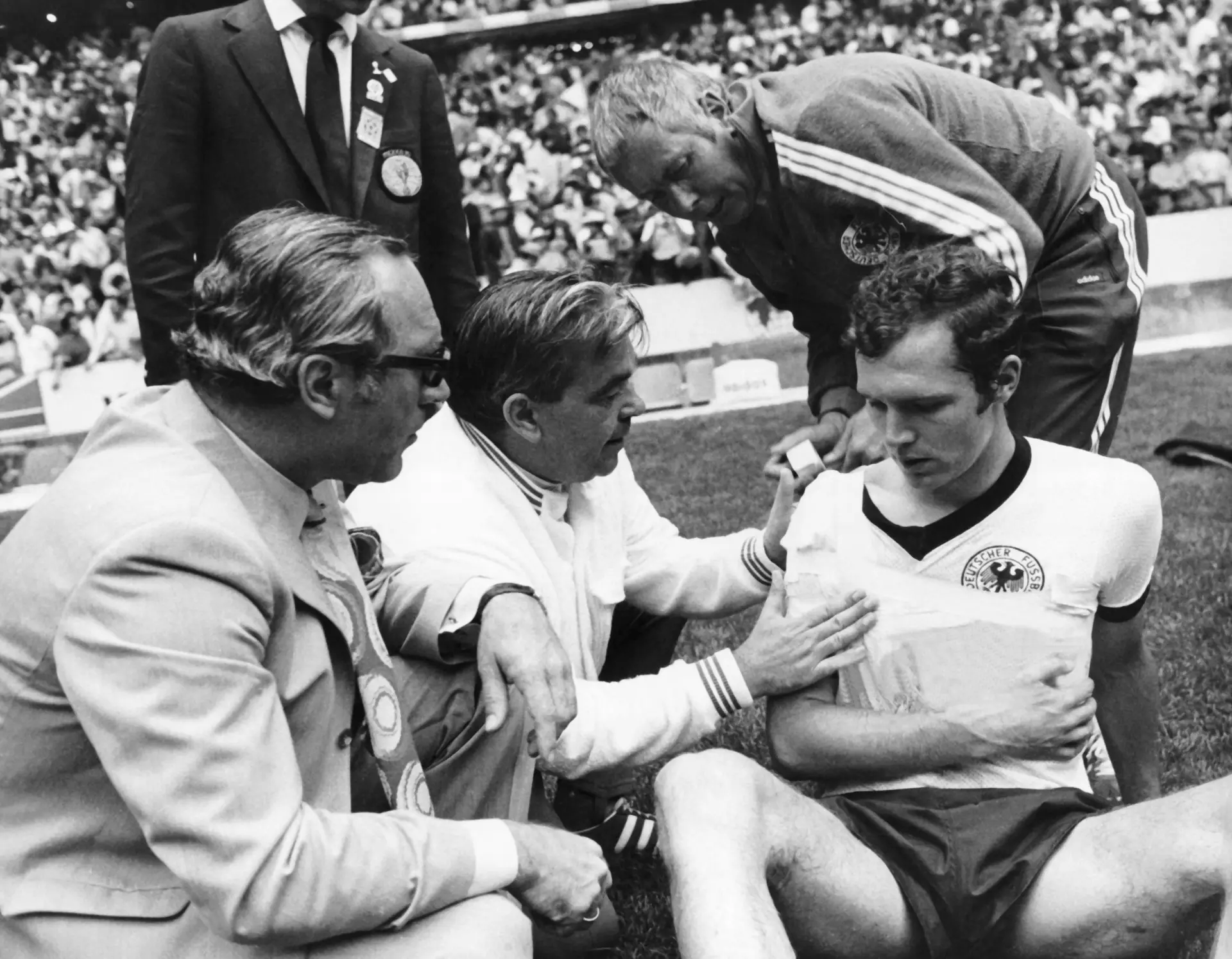 Com o braço ligado, na meia-final do Mundial 1970