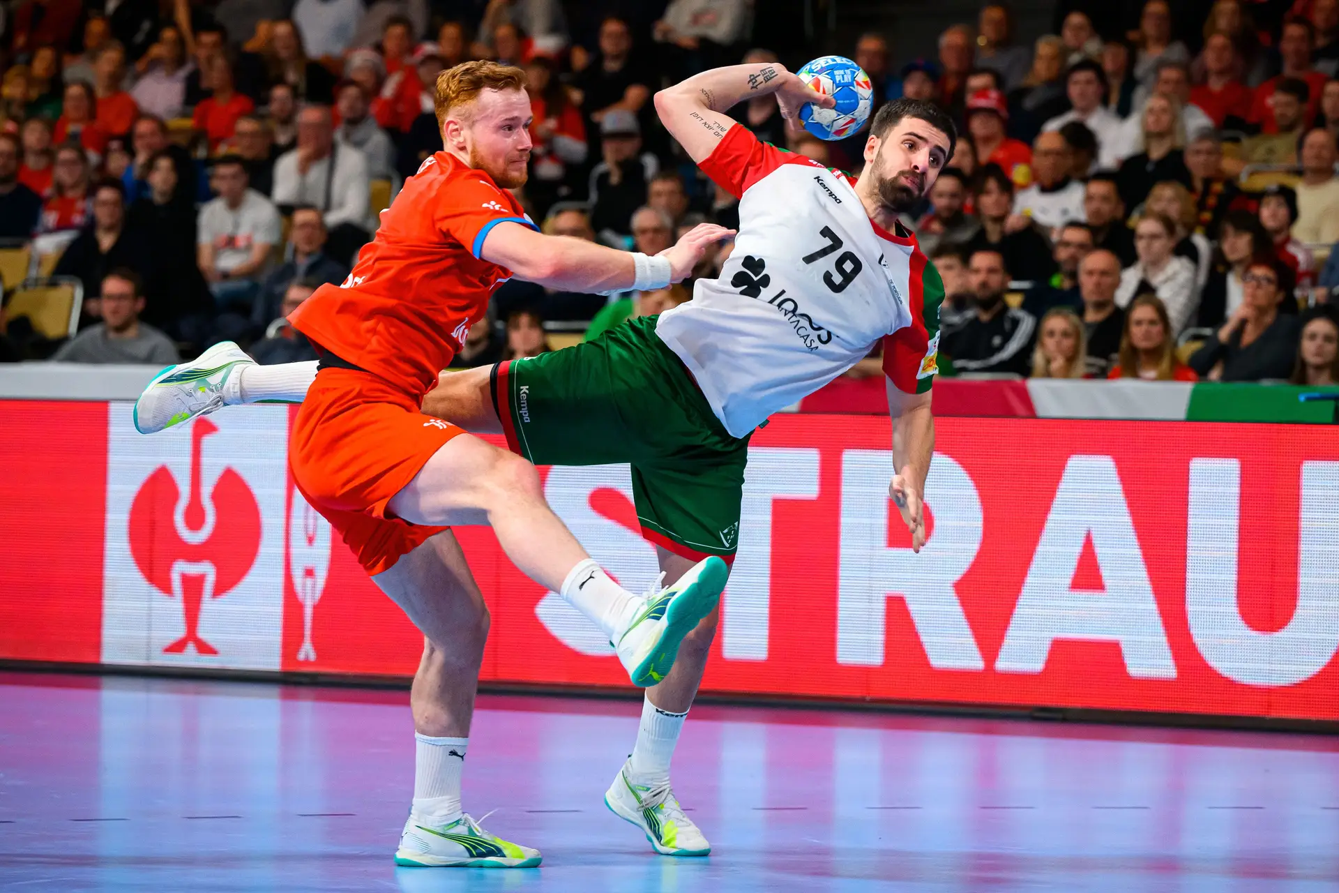 Diogo Rêma foi muro, Martim Costa o bombardeiro e Portugal está quase, quase na próxima fase no Europeu de andebol