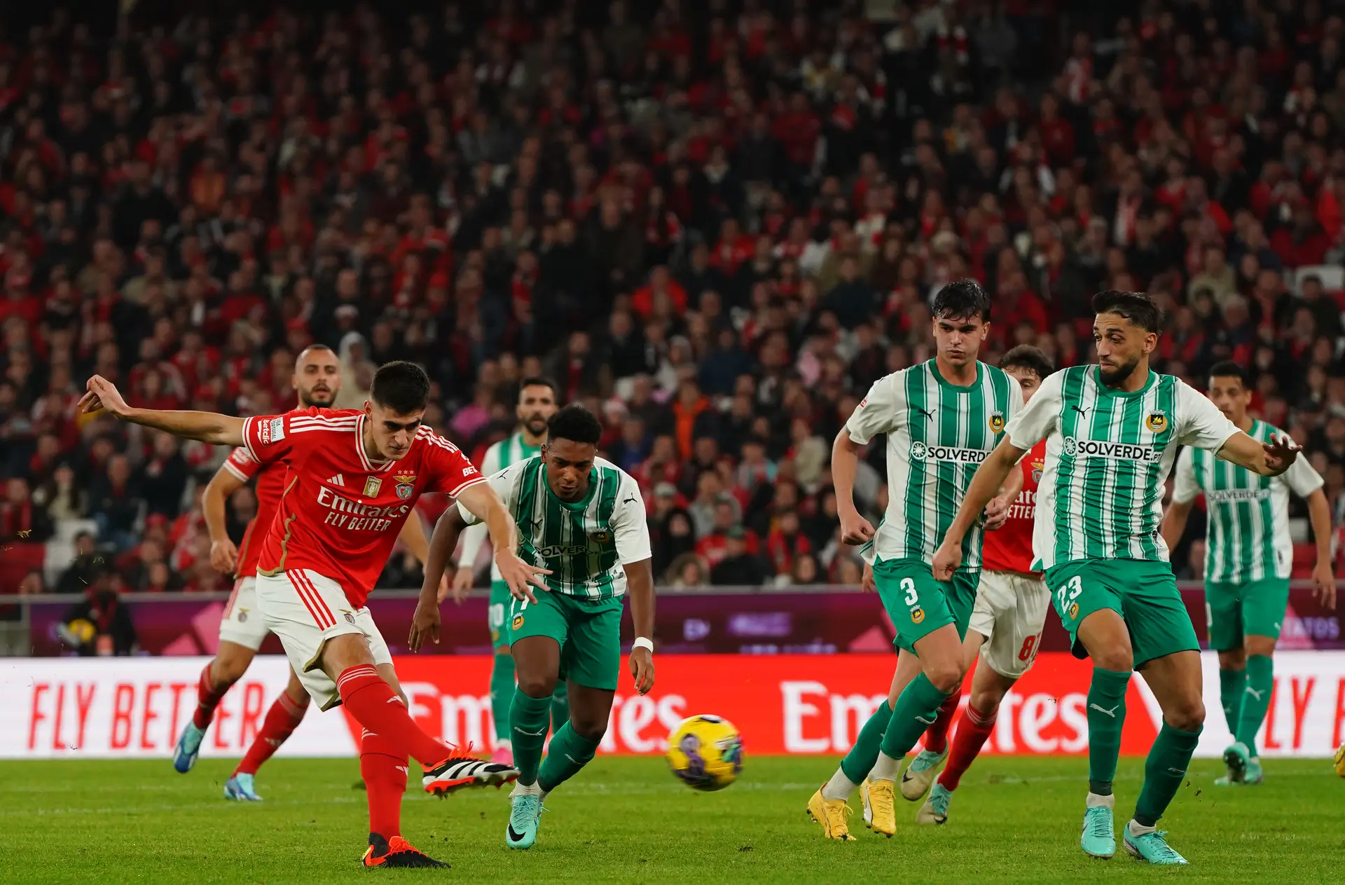 O Benfica caiu na rede do Rio Ave mas ainda foi a tempo da goleada