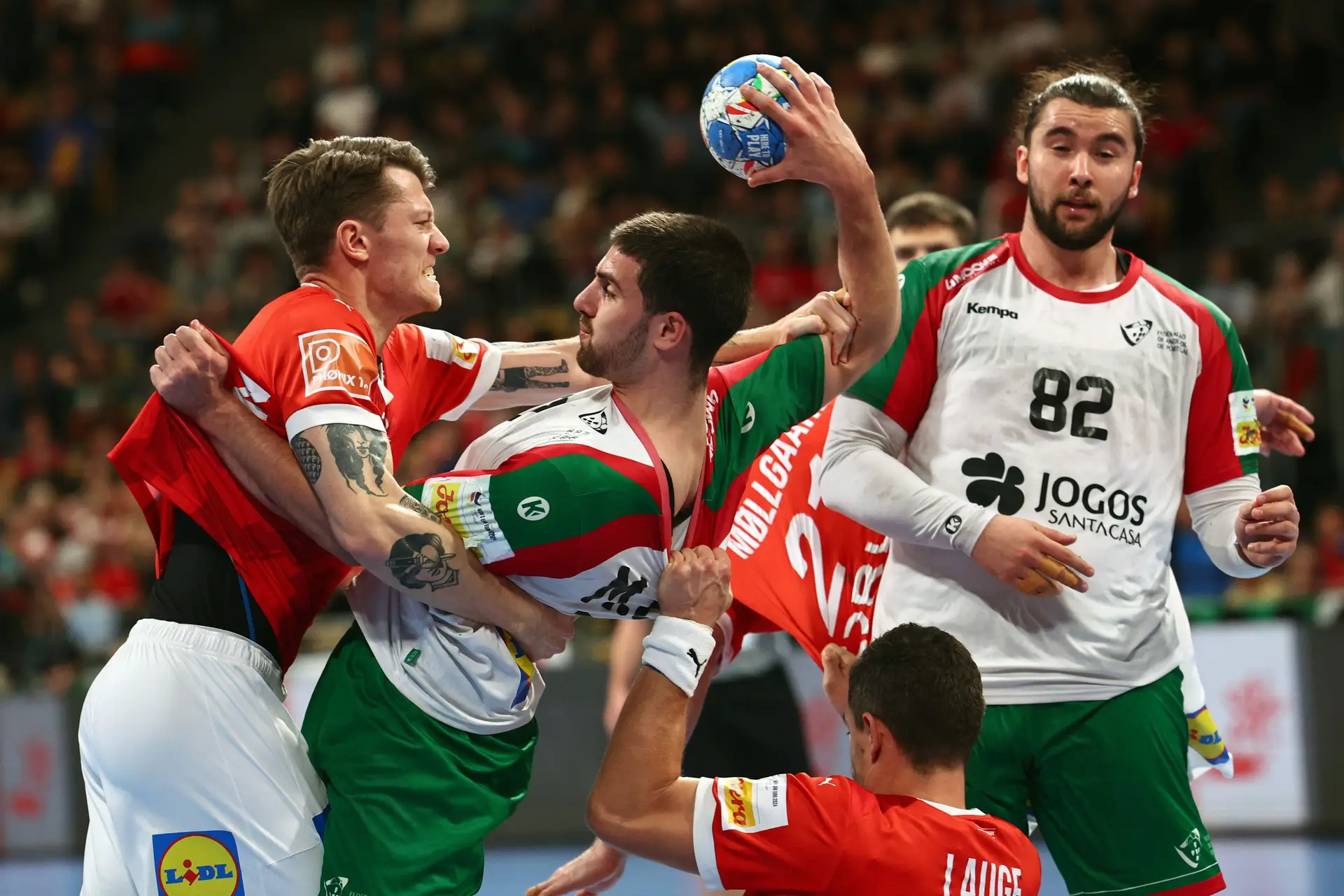 Ter o braço de um dos manos Costa não chegou para Portugal fugir ao chicote dinamarquês no Europeu de andebol