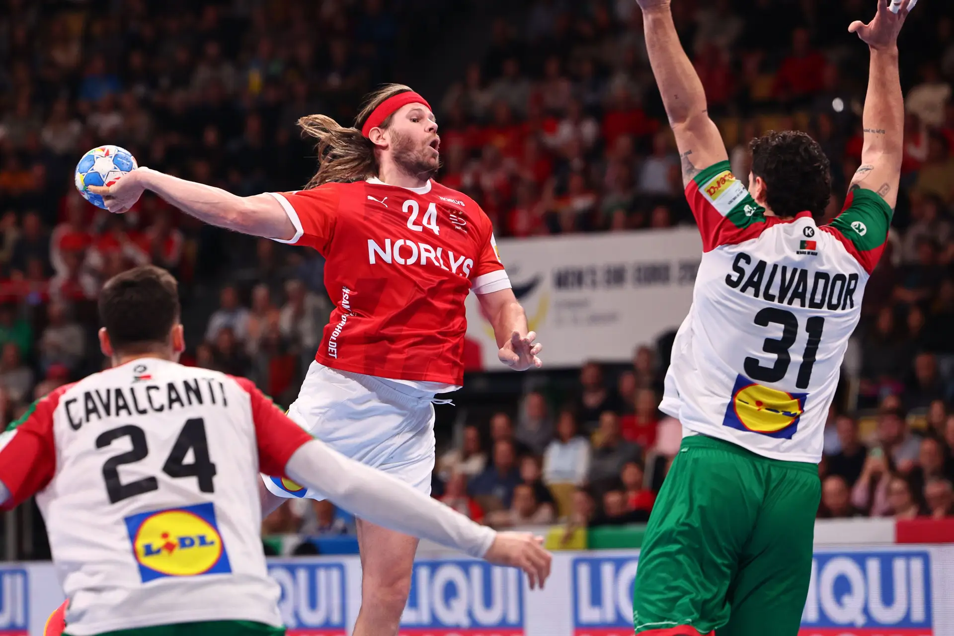Ter o braço de um dos manos Costa não chegou para Portugal fugir ao chicote dinamarquês no Europeu de andebol