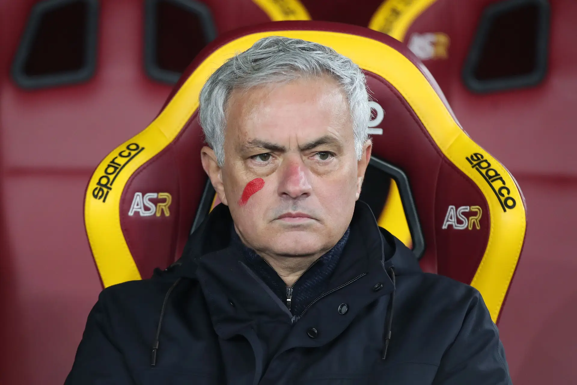 José Mourinho, aqui fotografado com um sinal na cara de uma campanha de sensibilização para a violência contra mulheres em Itália, fez 138 como treinador da AS Roma.