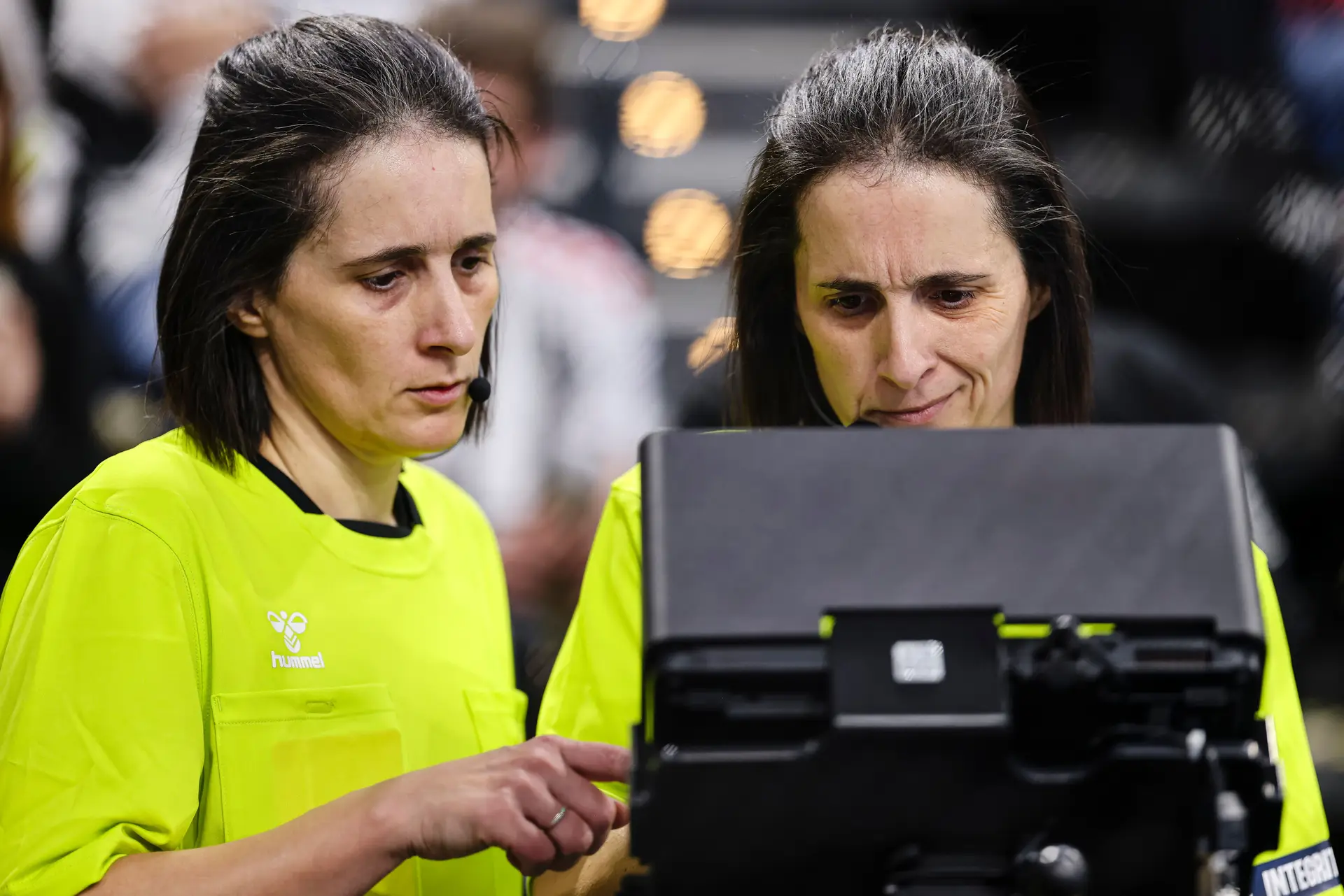 As gémeas que são árbitras de andebol: mais uma vez, Charlotte e Julie Bonaventura apitaram um jogo de Portugal
