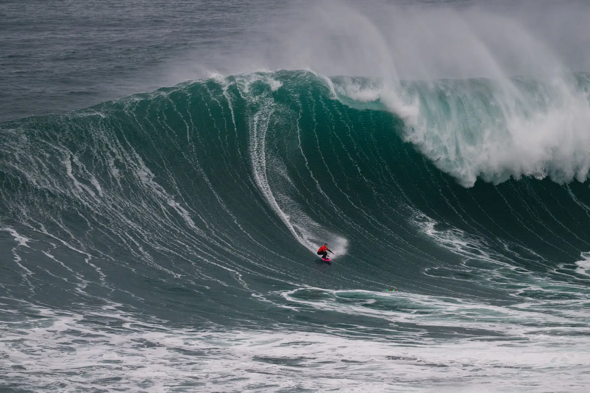 Mais uma vez, Lucas Chumbo reinou nas ondas gigantes da Nazaré. Agora quer ir atrás do recorde do mundo