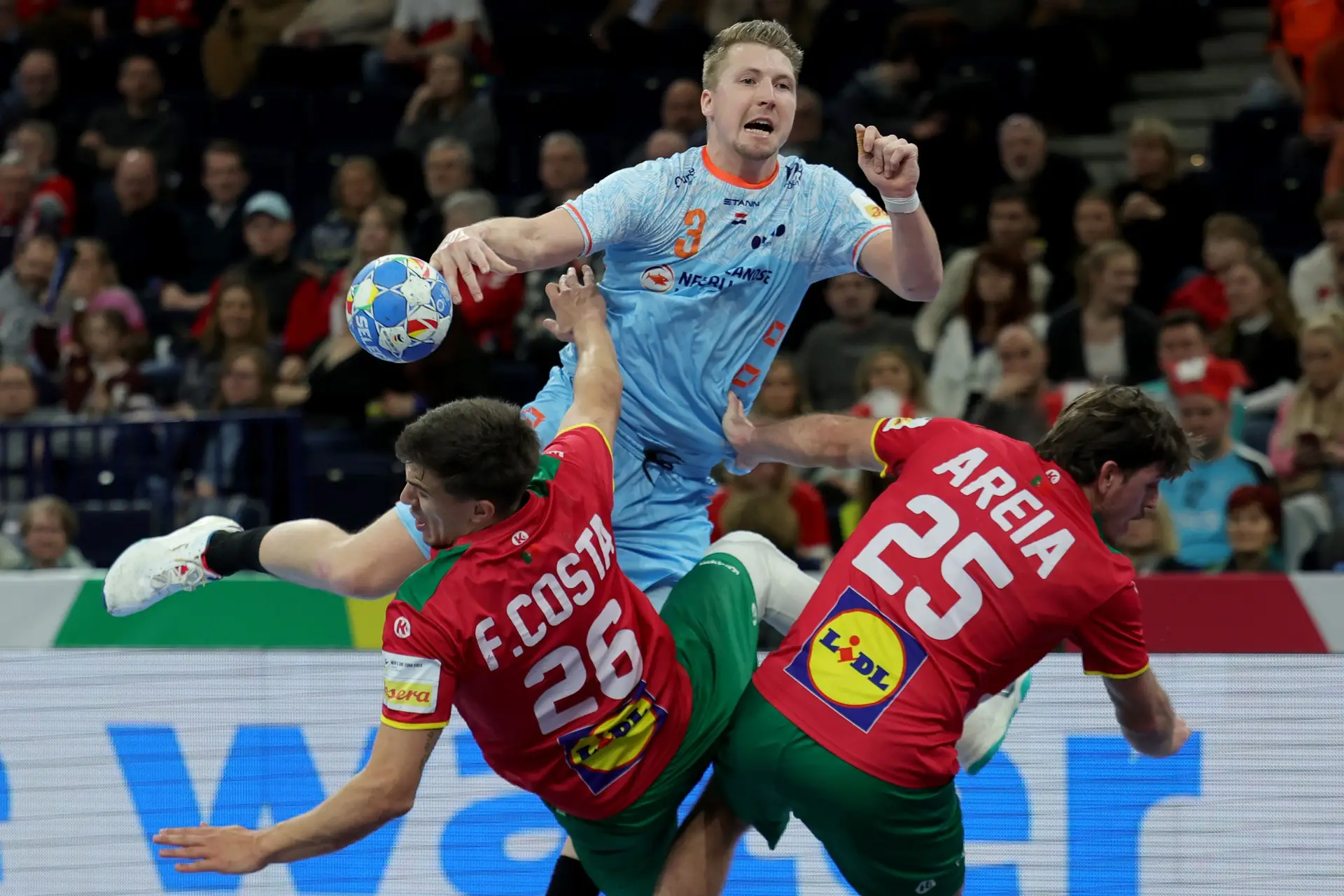 Feito o mais difícil, Portugal não fez o que parecia ser mais fácil no Europeu de andebol. E ficou a fazer figas