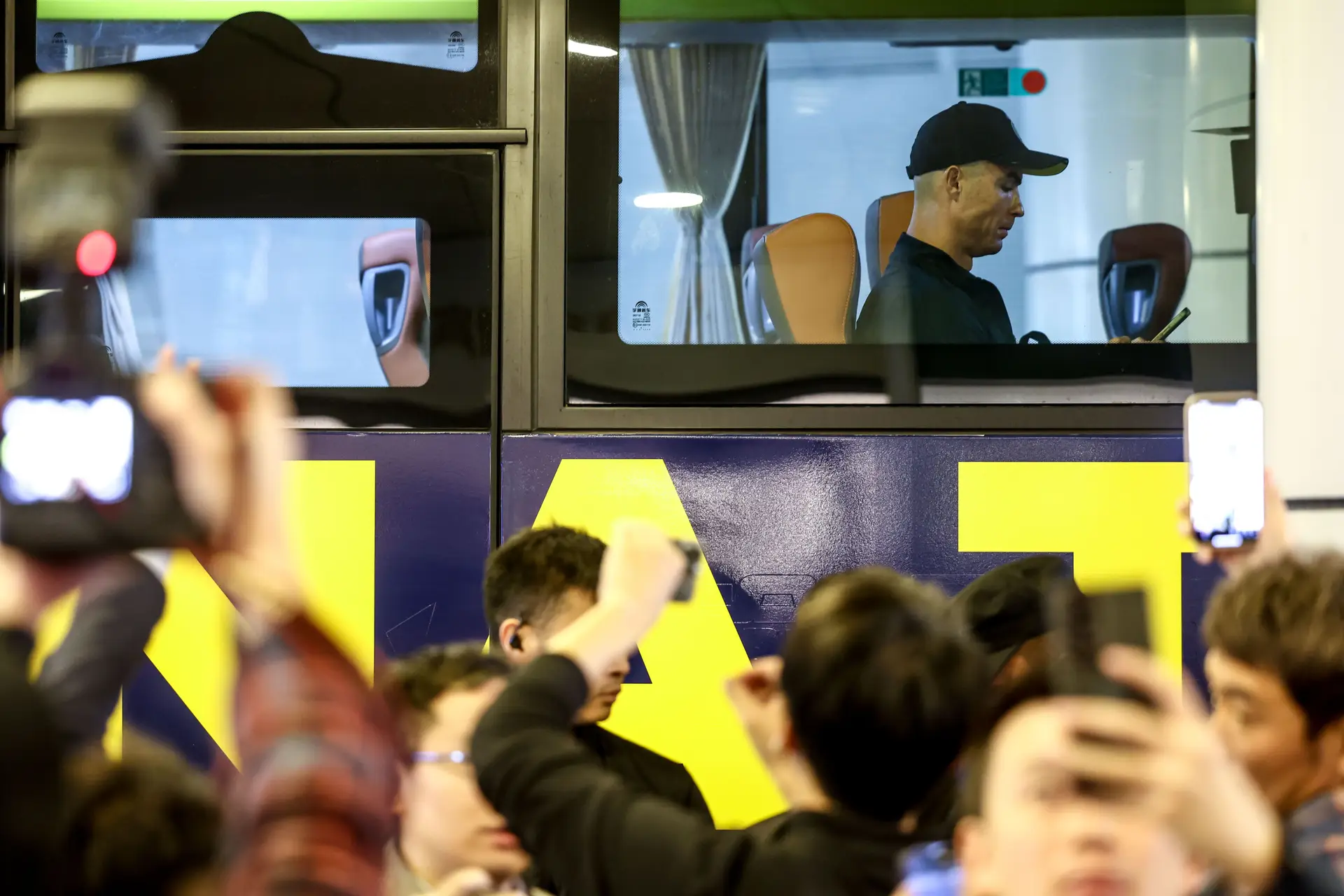 Como “C Luo”, que é Cristiano Ronaldo em chinês, não foi jogar à China, milhares de adeptos chineses invadiram o hotel do Al Nassr