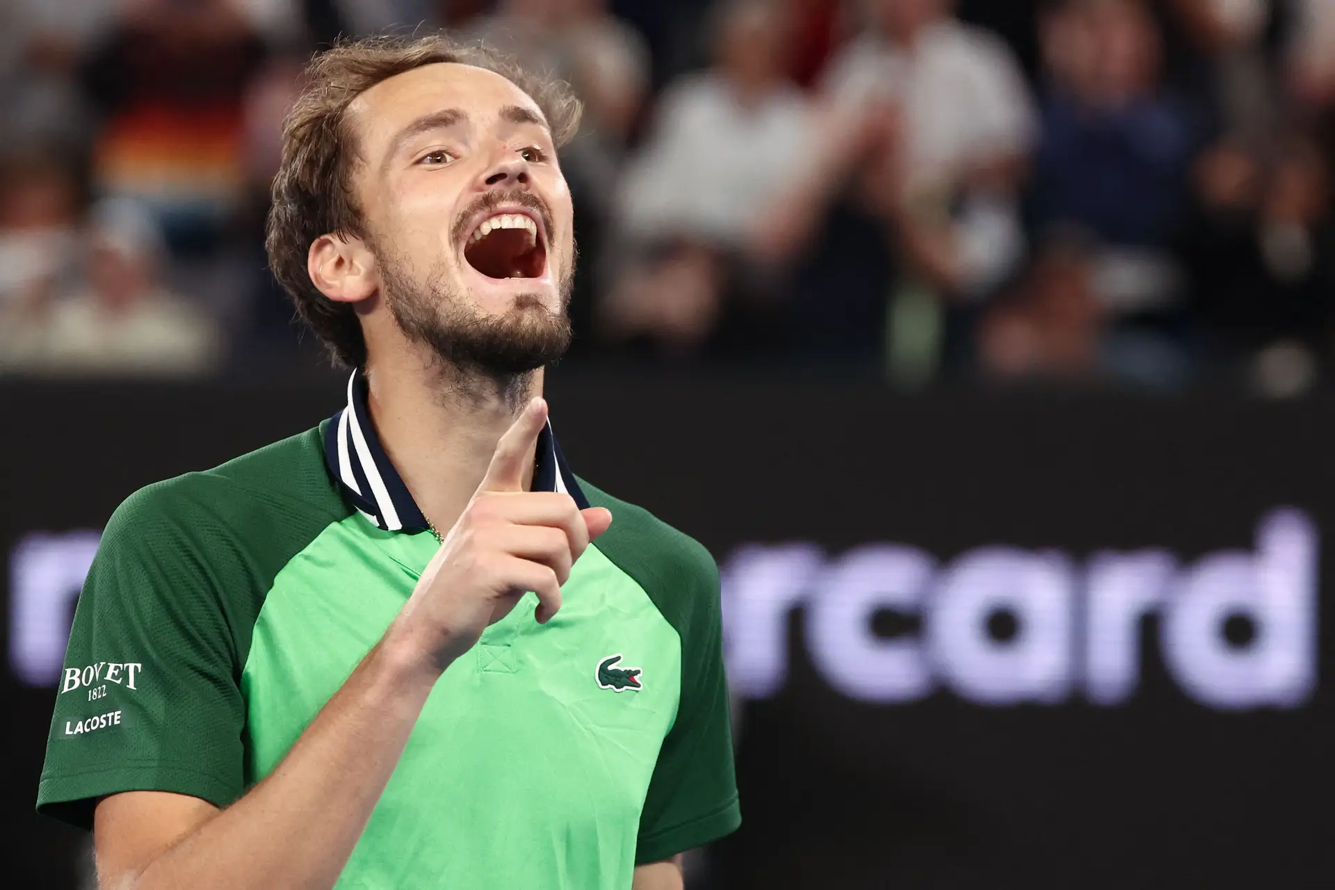 Medvedev dá a volta a dois sets de desvantagem e será o adversário de Sinner numa inédita final do Open da Austrália