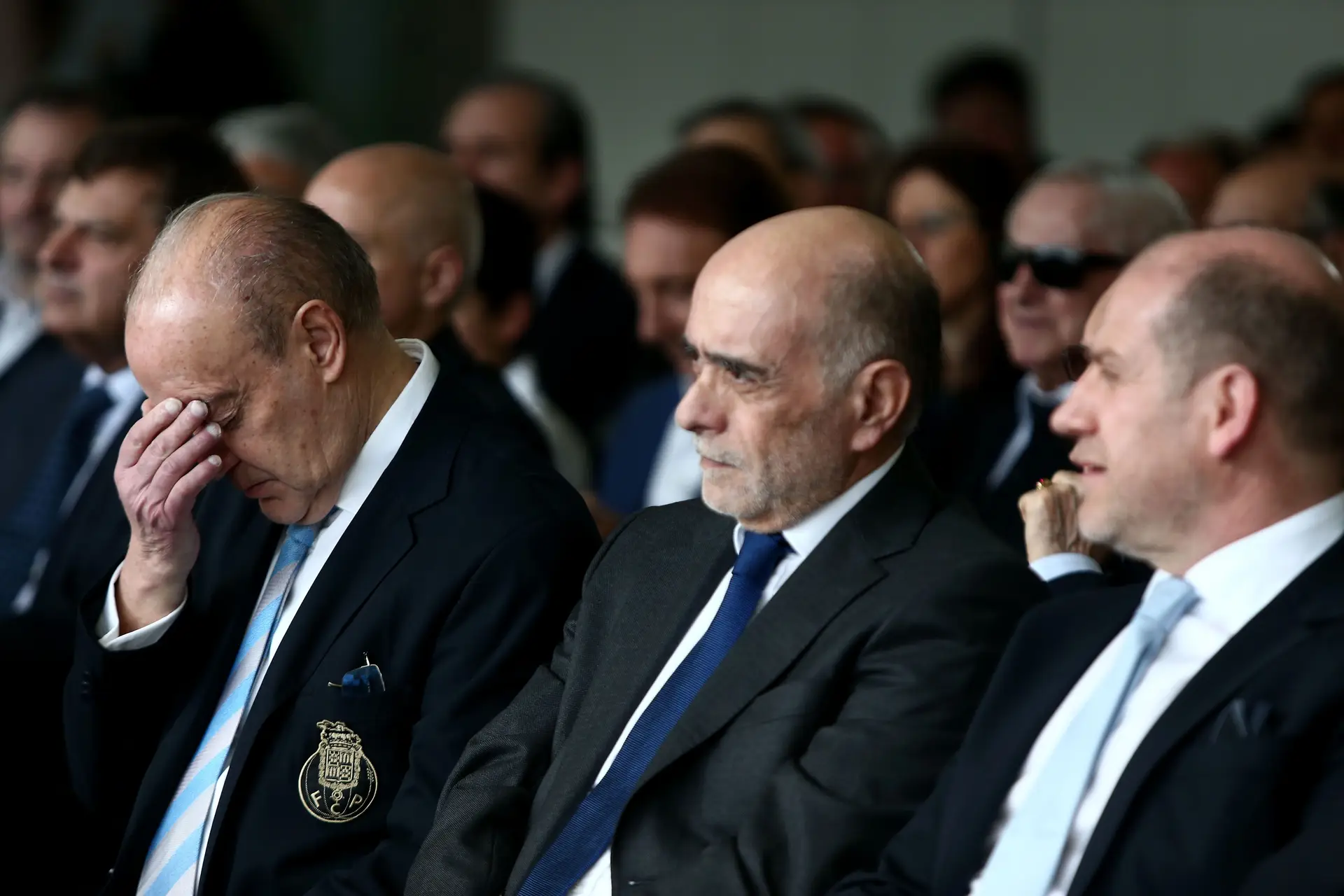 Adelino Caldeira, ao centro, ladeado por Pinto da Costa e Antero Henrique, em 2016
