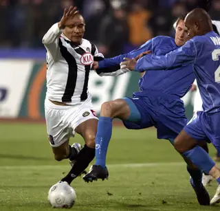 Em esforço para chegar à bola, num jogo pela Udinese