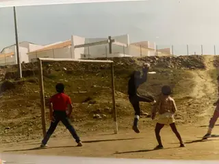 Uma das balizas do estádio "maracanãzinho" que os manos Vidigal (de costas na foto) ajudaram a construir pouco depois de chegarem a Elvas