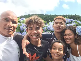 Vidigal com os três filhos, David, Daniel e Gabriel e a mulher Sónia 