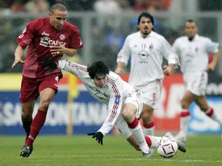 Luís Vidigal no Livorno a disputar a bola com Kaka, do AC Milan