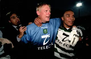 Peter Schmeichel abraçado a Vidigal a festejarem o título de campeões nacionais pelo Sporting, em 2000