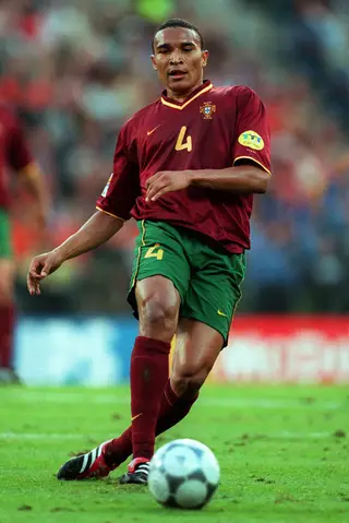 O médio em ação no jogo da meia-fina do Euro 2000, com a França