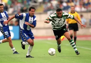 Secretário do FC Porto e Vidigal, do Sporting, em luta pela bola num jogo da época1999/2000