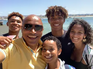 Luís Vidigal com a mulher e os três filhos