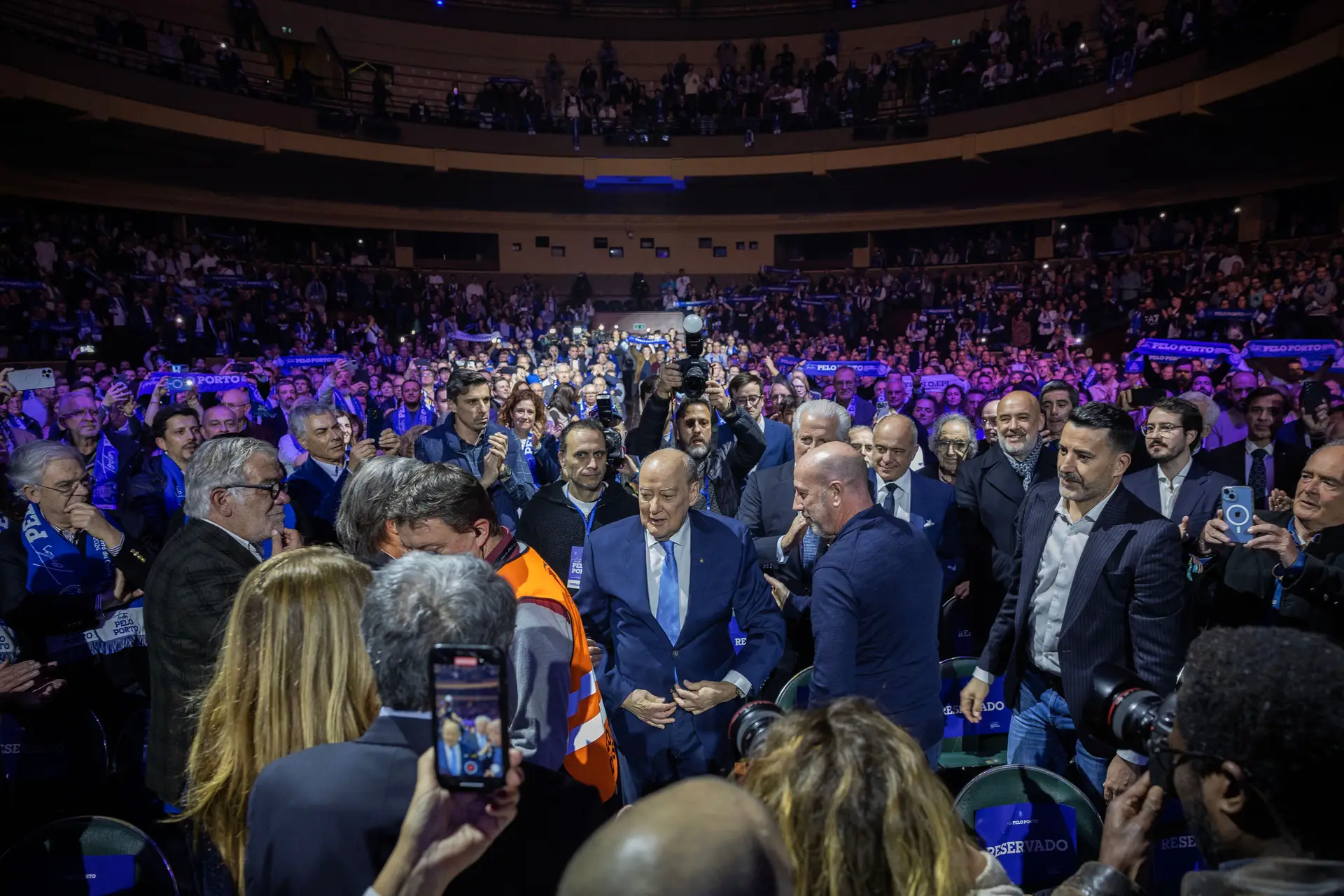 Pinto da Costa é candidato a um “certamente último” mandato na presidência do FC Porto, que anunciou com recados e bicadas a Villas-Boas