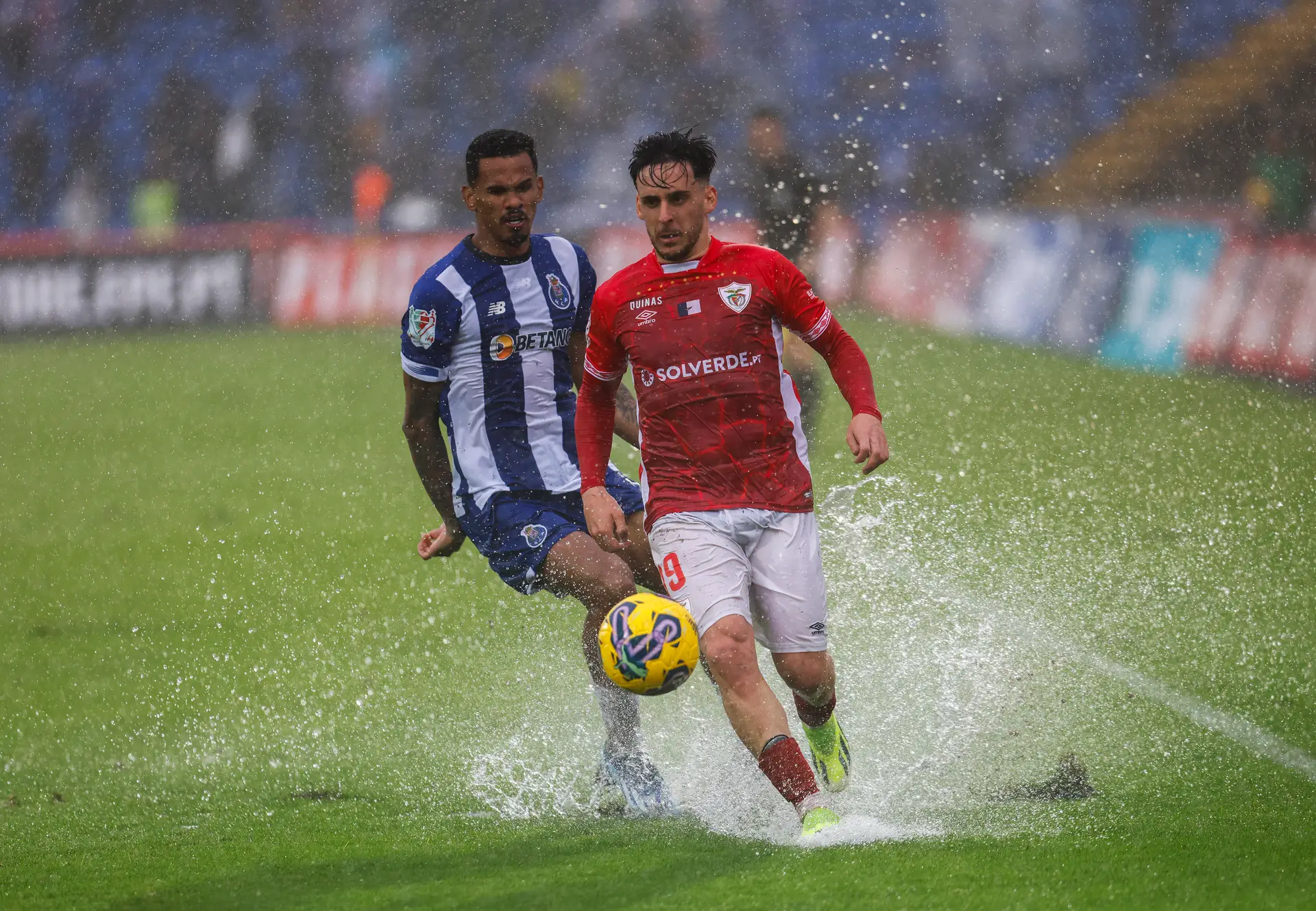 A chuva ensopou o Santa Clara-FC Porto e o jogo da Taça de Portugal foi adiado