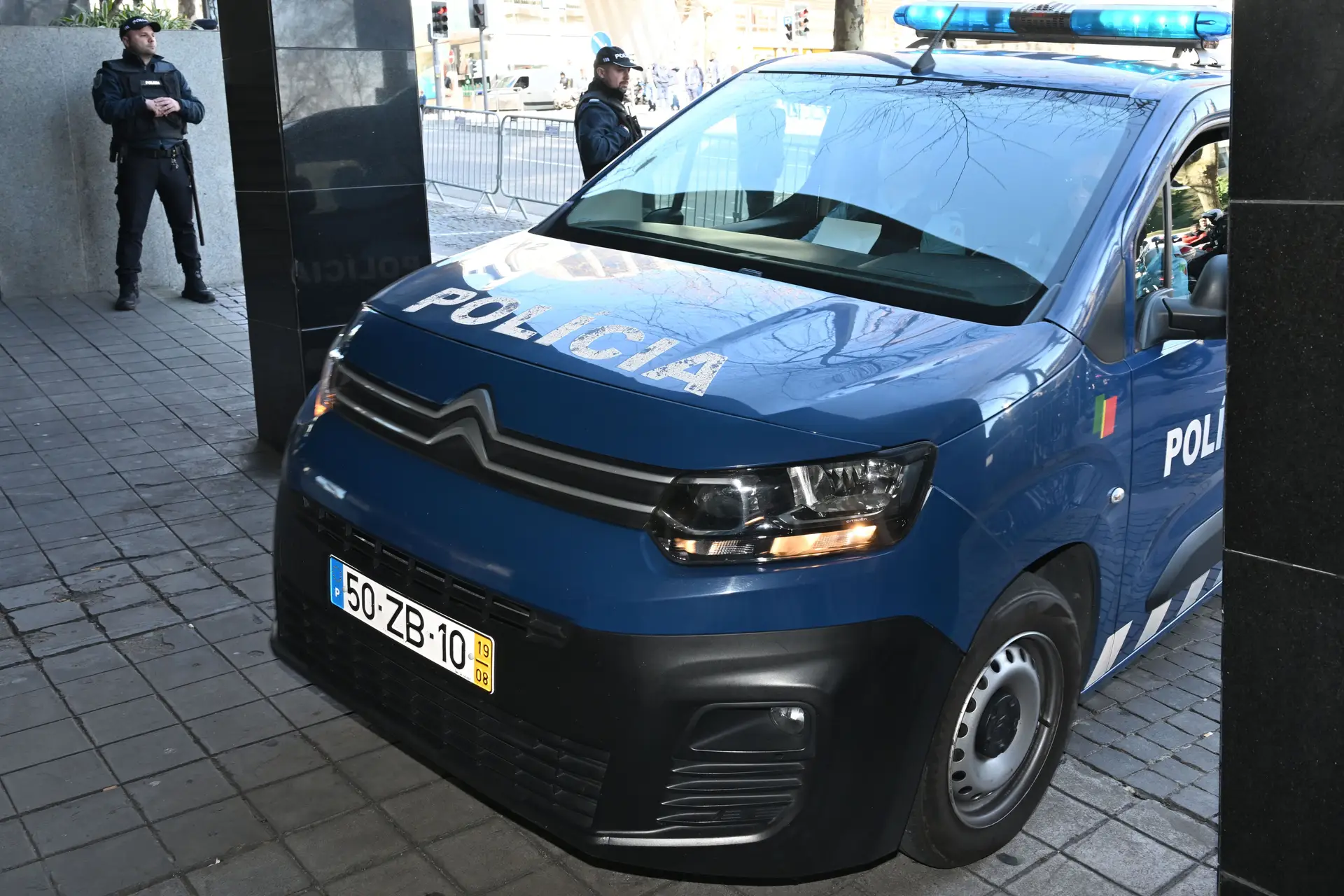 Chegada ao Tribunal de Instrução Criminal de veículos celulares da Polícia com alguns de detidos da Operação Pretoriano, no Porto