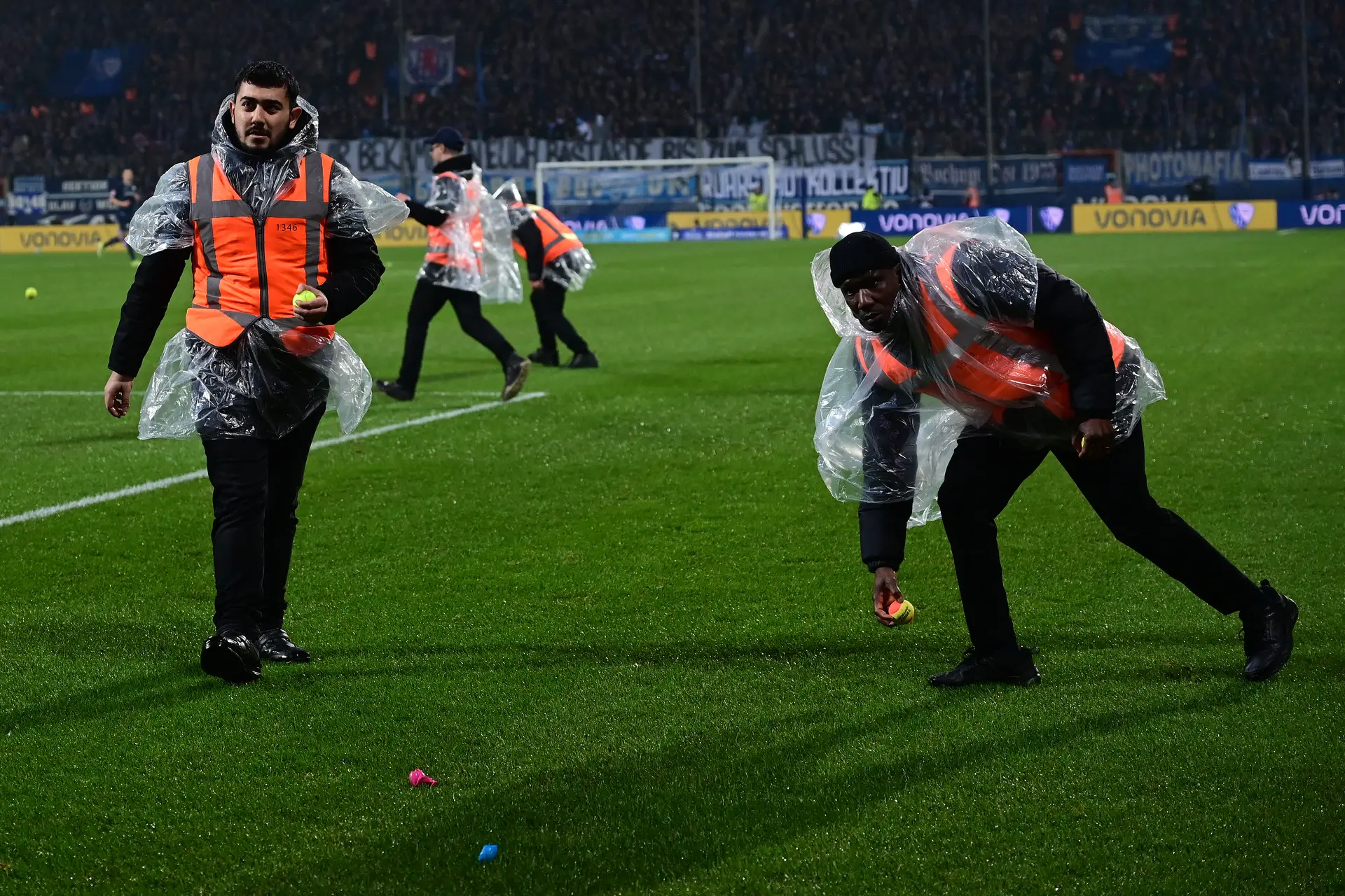 A guerra no futebol alemão que tem interrompido muitos jogos com protestos (e maças, barras de chocolate ou carros telecomandados)