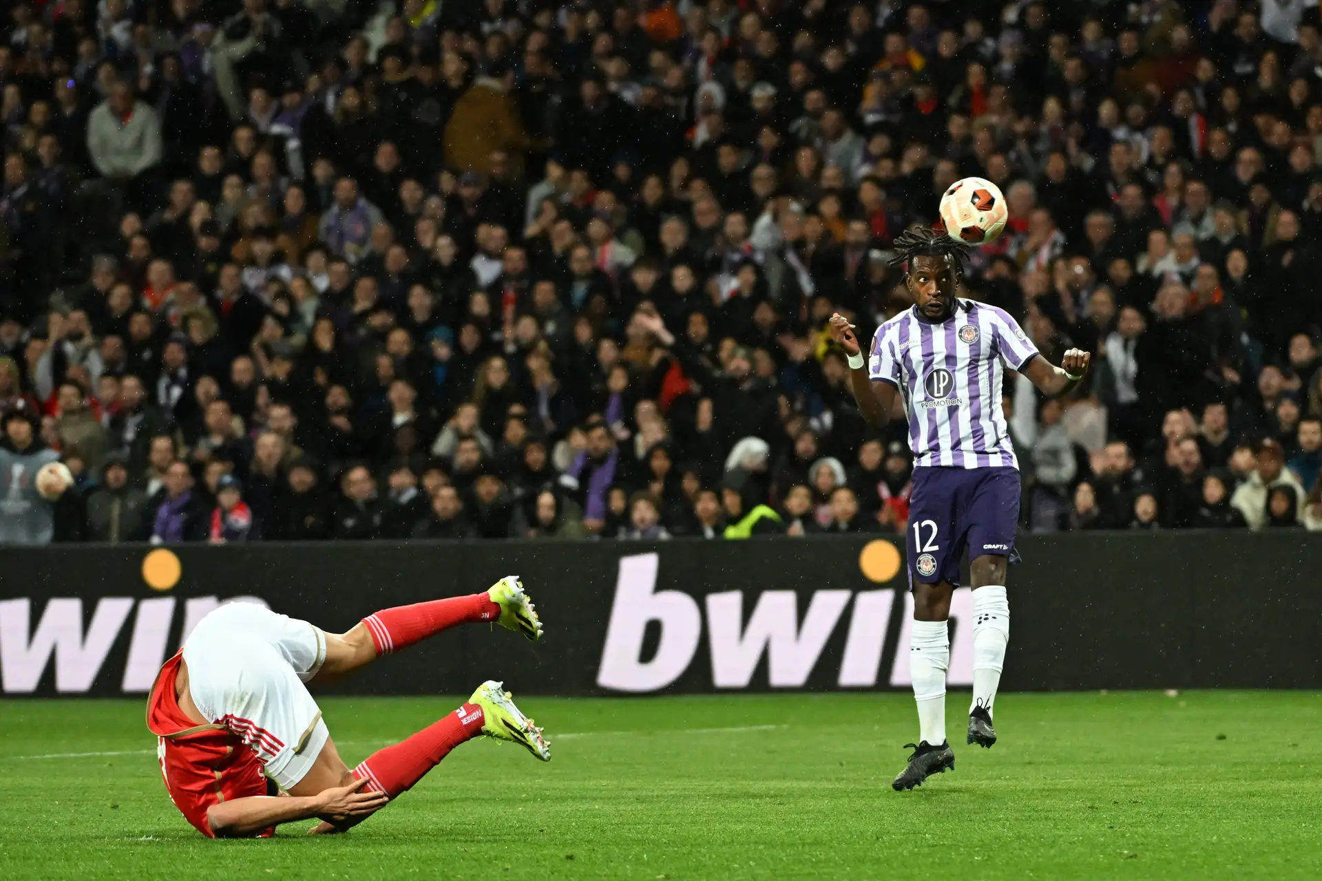 Voltou a não haver balizas no estádio de Toulouse onde fomos felizes no râguebi e o Benfica agradeceu | Tribuna Expresso