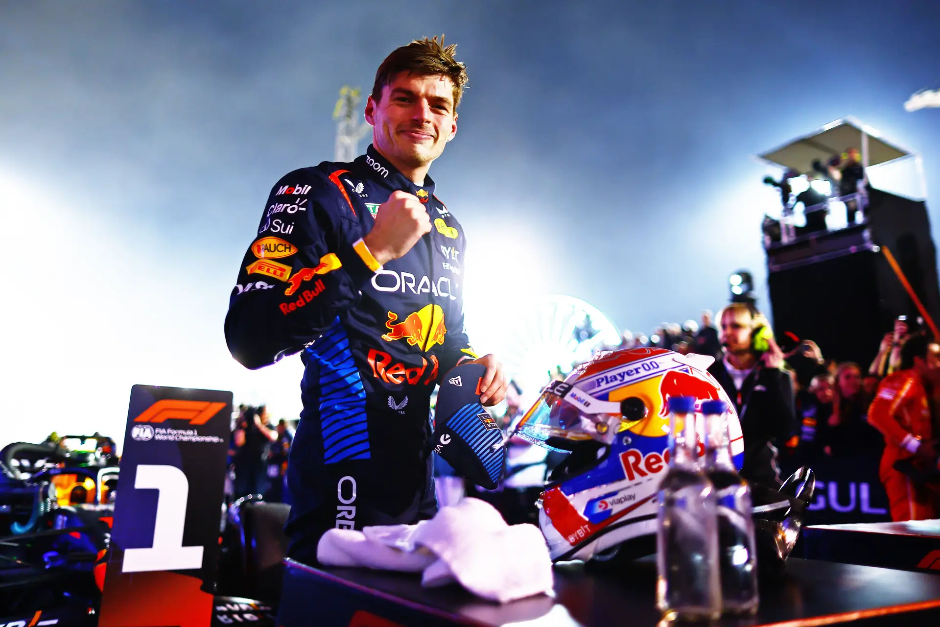 Na Fórmula 1, nada de novo: a época arrancou com um passeio no parque para Max Verstappen