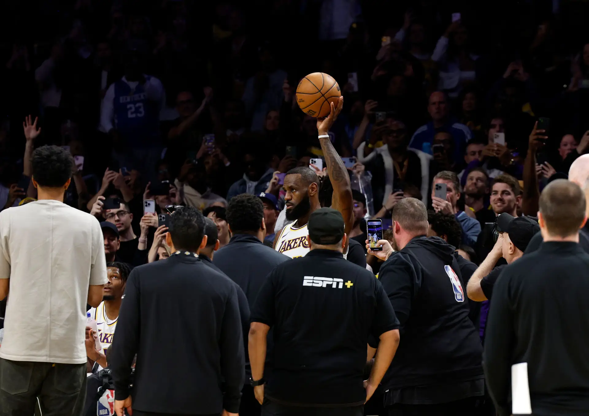 LeBron James eleva os próprios recordes: foi o primeiro a ultrapassar os 40 mil pontos na NBA