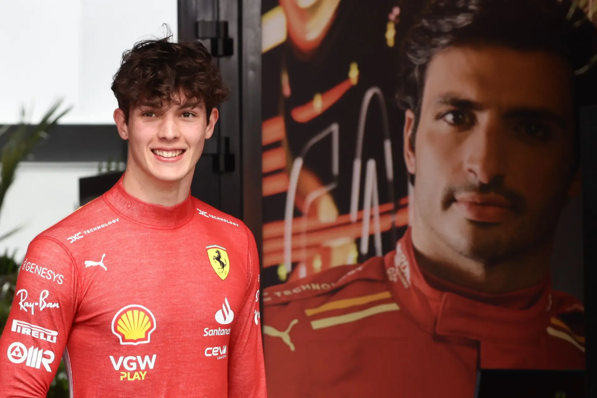 Ferrari vai testar um britânico antes da chegada de Hamilton: Carlos Sainz falha GP Arábia Saudita e é substituído por Oliver Bearman