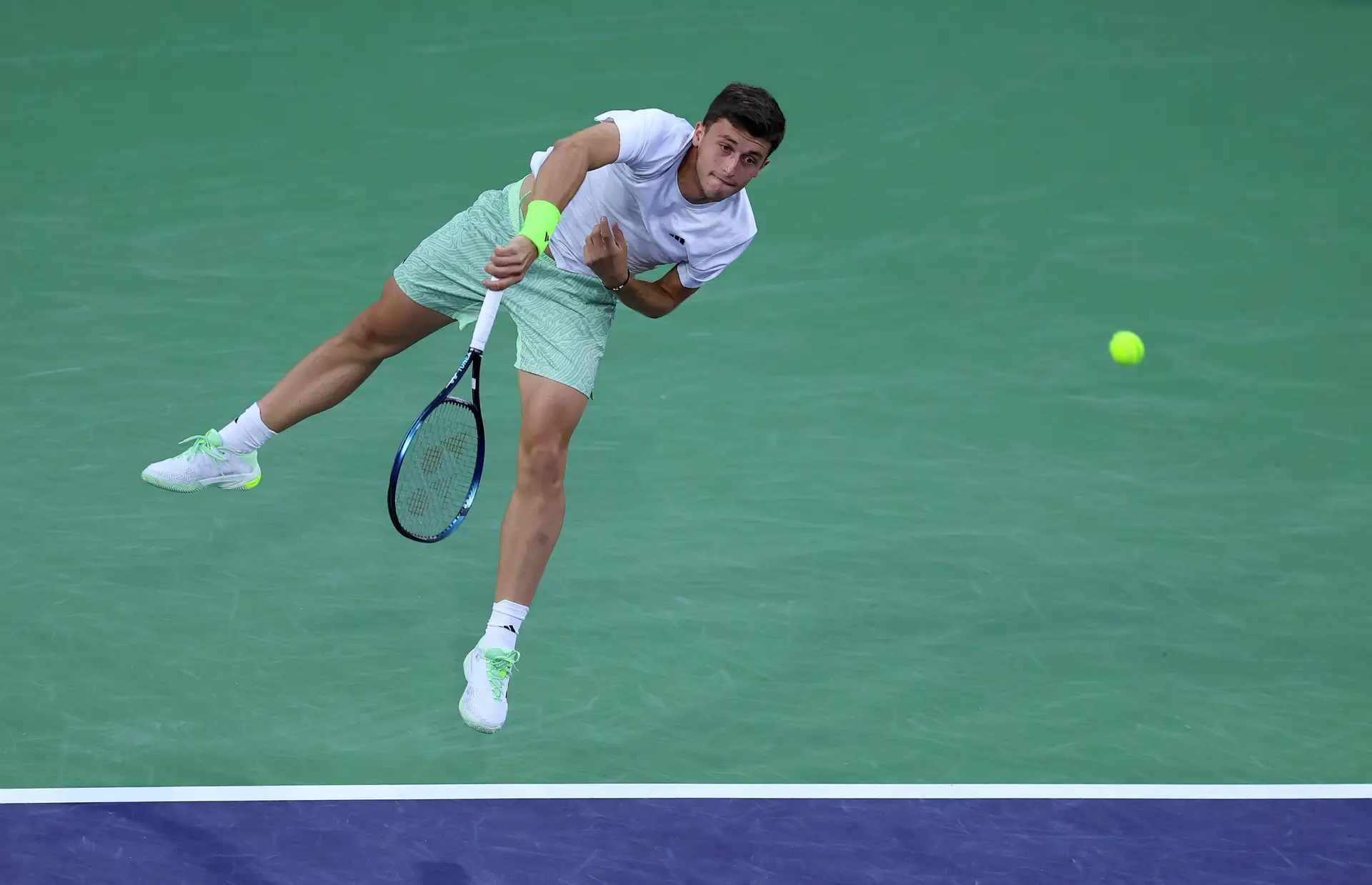 O lugar onde os capacetes de moto são monumentos deu-nos Luca Nardi, o tenista que passou por Djokovic a abrir