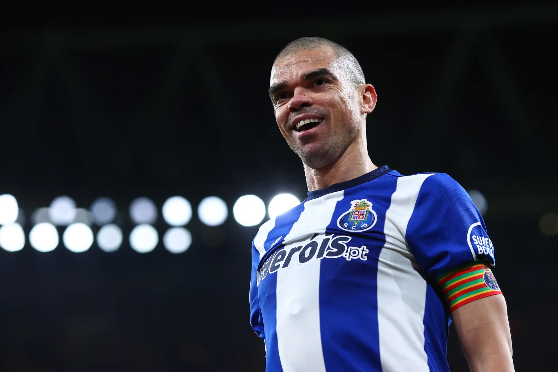 Eis Pepe, como se nada fosse, a jogar duas horas de futebol aos 41 anos