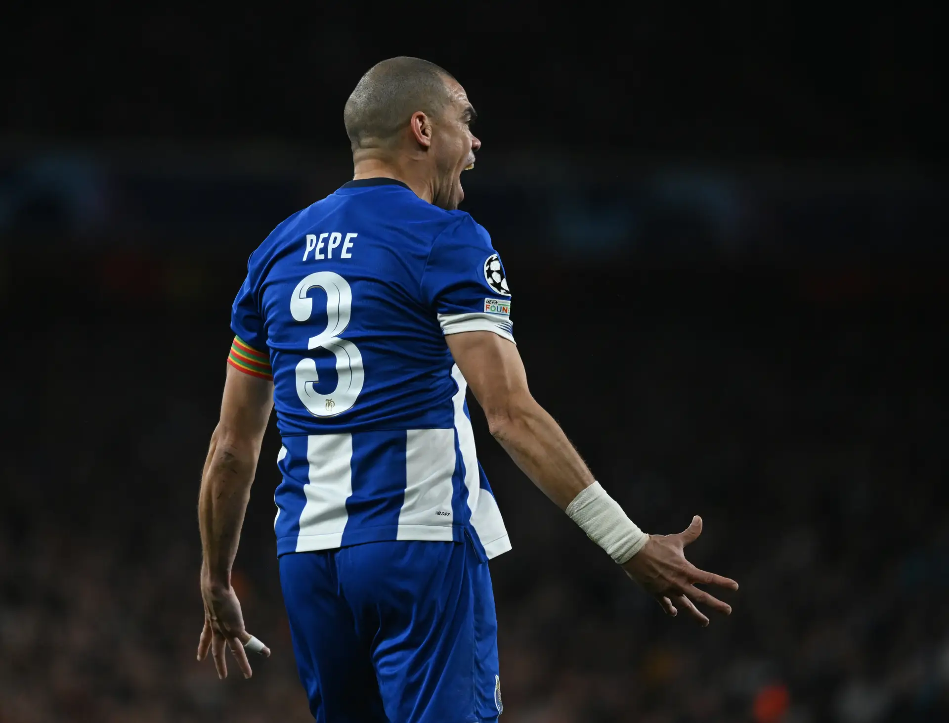 Eis Pepe, como se nada fosse, a jogar duas horas de futebol aos 41 anos